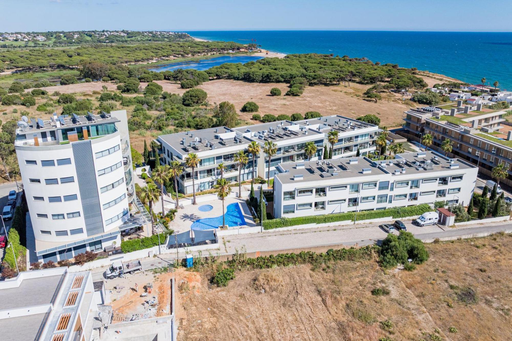 Cavalo Preto Luxury Beach Apartment By Golden Zenith Куартейра Екстериор снимка